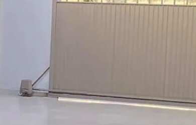 Imagem: A casa possui 3 Dormitórios, 1 Banheiro, 3 Vagas na garagem