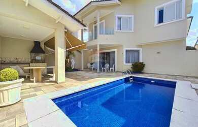 Imagem: A casa em condomínio possui 4 Dormitórios, 4 Banheiros, 4