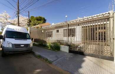 Imagem: A casa possui 3 Dormitórios, 3 Banheiros, 4 Vagas na garagem