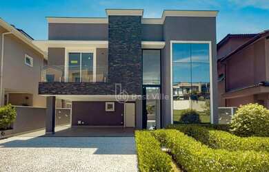 Imagem: A casa em condomínio possui 4 Dormitórios, 5 Banheiros, 4