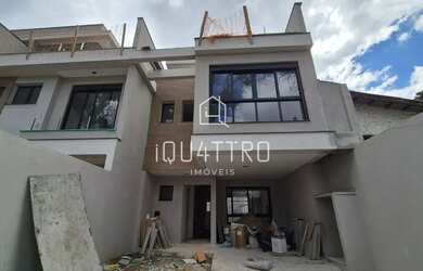 Imagem: A casa possui 3 Dormitórios, 3 Banheiros, 4 Vagas na garagem