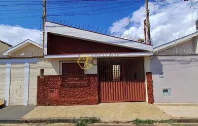 Imagem: A casa possui 2 Dormitórios, 1 Banheiro, 1 Vaga na garagem