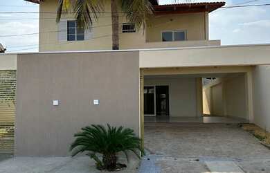 Imagem: A casa possui 4 Dormitórios, 5 Banheiros, 4 Vagas na garagem