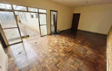 Imagem: A casa possui 4 Dormitórios, 4 Banheiros, 2 Vagas na garagem