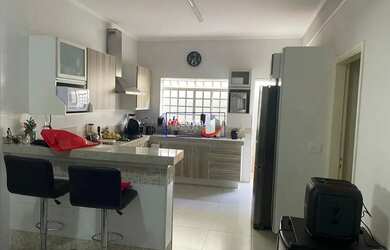 Imagem: A casa possui 3 Dormitórios, 2 Banheiros, 4 Vagas na garagem