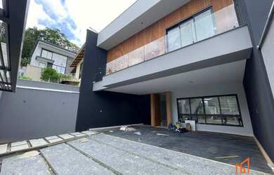 Imagem: A casa possui 3 Dormitórios, 3 Banheiros, 4 Vagas na garagem