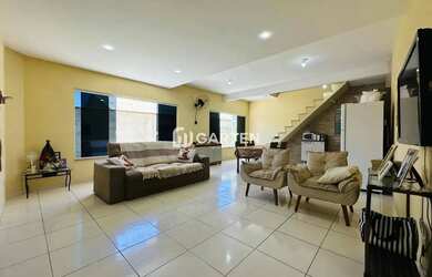 Imagem: A casa possui 2 Dormitórios, 4 Banheiros, 5 Vagas na garagem