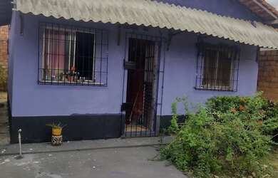 Imagem: A casa possui 5 Dormitórios, 1 Banheiro, 1 Vaga na garagem