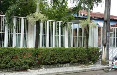 Imagem: A casa possui 3 Dormitórios, 1 Banheiro, 3 Vagas na garagem