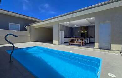 Imagem: A casa possui 3 Dormitórios, 4 Banheiros, 5 Vagas na garagem