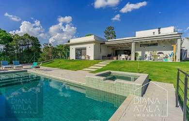 Imagem: A casa em condomínio possui 4 Dormitórios, 5 Banheiros, 5