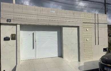 Imagem: A casa possui 3 Dormitórios, 1 Banheiro, 2 Vagas na garagem