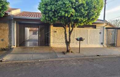 Imagem: A casa possui 2 Dormitórios, 1 Banheiro, 4 Vagas na garagem