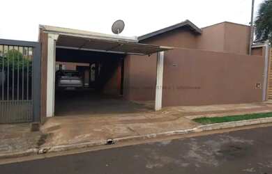 Imagem: A casa possui 3 Dormitórios, 2 Banheiros, 4 Vagas na garagem