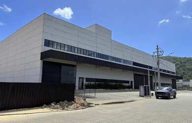 Imagem: O depósito possui 3134m² de Área e está localizado em Porto