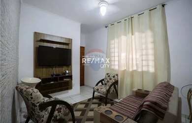 Imagem: A casa possui 3 Dormitórios, 2 Banheiros, 2 Vagas na garagem