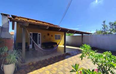 Imagem: A casa possui 3 Dormitórios, 2 Banheiros, 2 Vagas na garagem