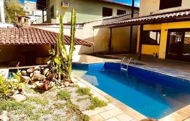 Imagem: A casa possui 4 Dormitórios, 3 Banheiros, 2 Vagas na garagem