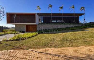 Imagem: A casa em condomínio possui 5 Dormitórios, 5 Banheiros, 5