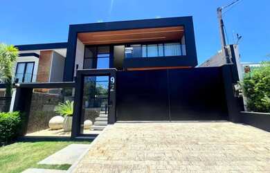 Imagem: A casa possui 5 Dormitórios, 5 Banheiros, 3 Vagas na garagem