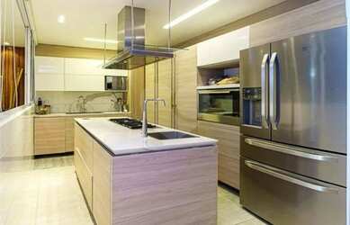 Imagem: A casa possui 3 Dormitórios, 5 Banheiros, 4 Vagas na garagem