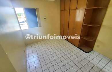 Imagem: O apartamento possui 3 Dormitórios, 1 Banheiro, 1 Vaga na garagem