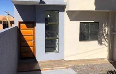 Imagem: A casa possui 3 Dormitórios, 1 Banheiro, 2 Vagas na garagem