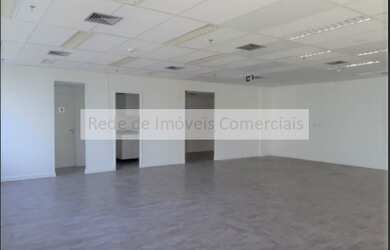 Imagem: O depósito possui 4 Vagas na garagem, 155m² de Área e está