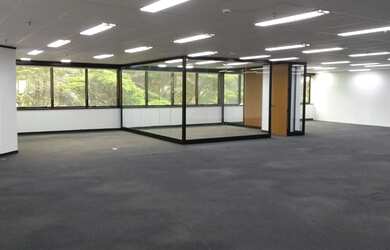 Imagem: O depósito possui 5 Vagas na garagem e 507m² de Área e está