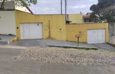 Imagem: A casa possui 5 Dormitórios, 4 Banheiros, 2 Vagas na garagem