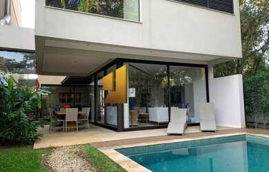 Imagem: A casa em condomínio possui 5 Dormitórios, 5 Banheiros, 3