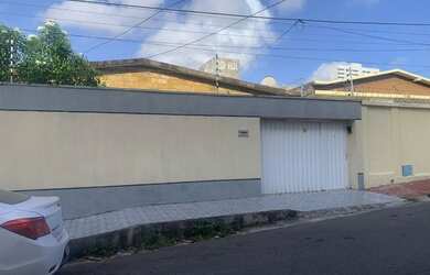 Imagem: A casa possui 4 Dormitórios, 4 Banheiros, 5 Vagas na garagem