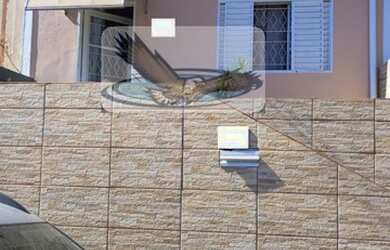 Imagem: A casa possui 3 Dormitórios, 1 Banheiro, 1 Vaga na garagem