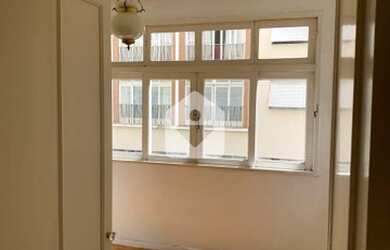 Imagem: O apartamento possui 3 Dormitórios, 1 Banheiro, 1 Vaga na garagem