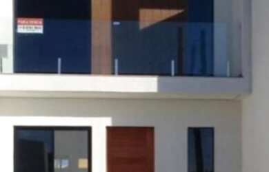 Imagem: A casa possui 2 Dormitórios, 2 Banheiros, 2 Vagas na garagem