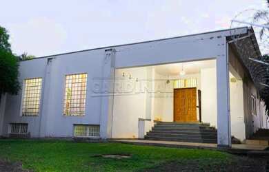 Imagem: A casa possui 4 Dormitórios, 1 Banheiro, 2 Vagas na garagem