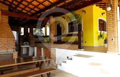 Imagem: A casa em condomínio possui 5 Dormitórios, 5 Banheiros, 600m²