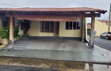 Imagem: A casa em condomínio possui 3 Dormitórios, 1 Banheiro, 2 Vagas