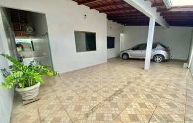 Imagem: A casa possui 3 Dormitórios, 2 Banheiros, 1 Vaga na garagem