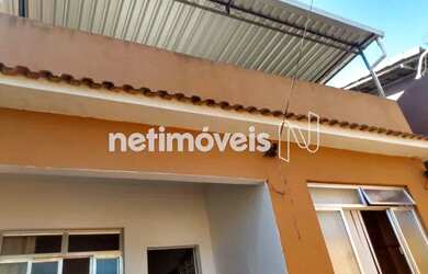 Imagem: A casa possui 5 Dormitórios, 3 Banheiros, 2 Vagas na garagem