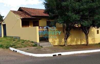Imagem: A casa possui 2 Dormitórios, 1 Banheiro, 1 Vaga na garagem