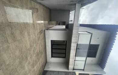 Imagem: A casa possui 3 Dormitórios, 3 Banheiros, 1 Vaga na garagem