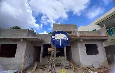 Imagem: A casa possui 3 Dormitórios, 1 Banheiro, 2 Vagas na garagem