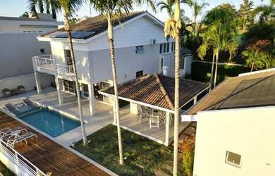 Imagem: A casa em condomínio possui 4 Dormitórios, 5 Banheiros, 5