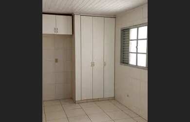 Imagem: A casa possui 2 Dormitórios, 1 Banheiro, 1 Vaga na garagem