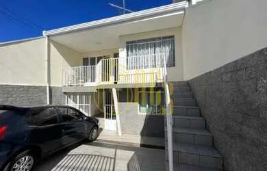 Imagem: A casa possui 5 Dormitórios, 3 Banheiros, 4 Vagas na garagem