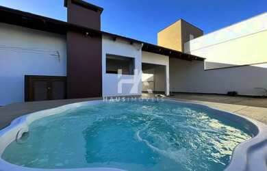 Imagem: A casa possui 3 Dormitórios, 3 Banheiros, 3 Vagas na garagem