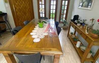 Imagem: A casa possui 3 Dormitórios, 2 Banheiros, 2 Vagas na garagem