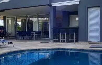 Imagem: A casa possui 4 Dormitórios, 4 Banheiros, 420m² de Área e