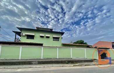 Imagem: A casa possui 3 Dormitórios, 3 Banheiros, 4 Vagas na garagem